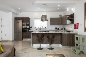 Family-Friendly Spacious Townhouse with Garden - Close to Airport